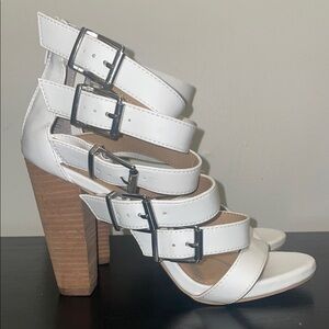 Express Off White Faux Leather Block Sandals w 5 buckles & back zippers. SZ 9